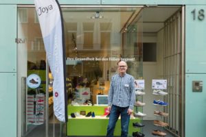Geschäftsführer Bernd Borgmann steht vor der Footsolutions Filiale in Köln